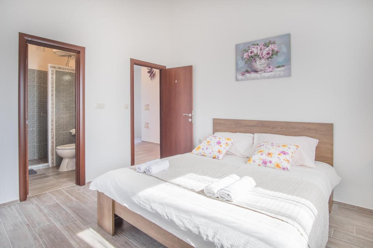 Linardići Villa Dijana East מראה חיצוני תמונה